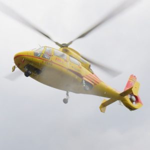 Precipita con il parapendio, trasportato in elicottero a Udine: grave un 59enne