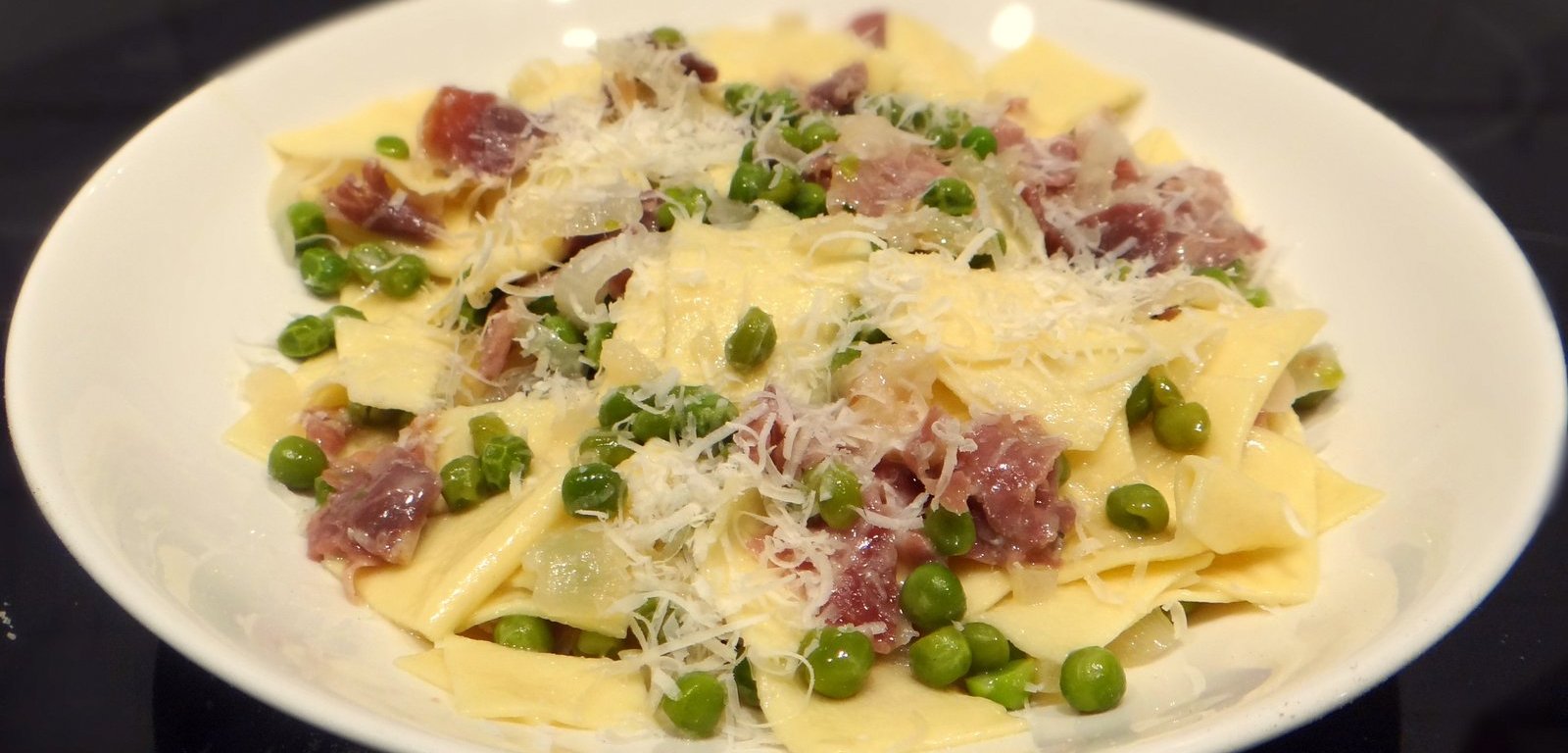 Blecs con piselli e prosciutto, un piatto tipico del Friuli