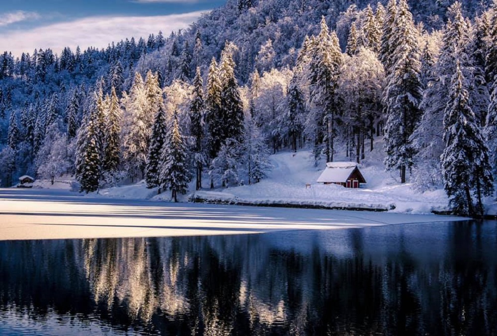 Tarvisio, in apnea sotto i ghiacci dei laghi di Fusine: un record nel mirino