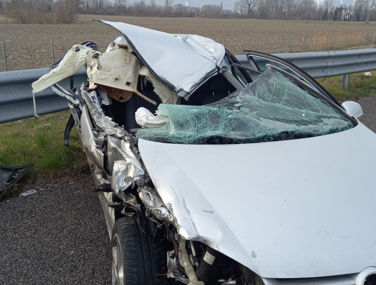 Gemona, tremendo scontro sulla A23 tra un'auto e un camion