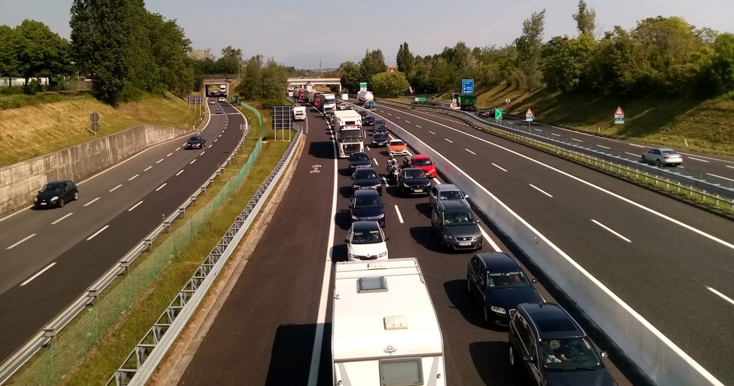 Traffico in tilt e code in autostrada per turisti, camion e lavori