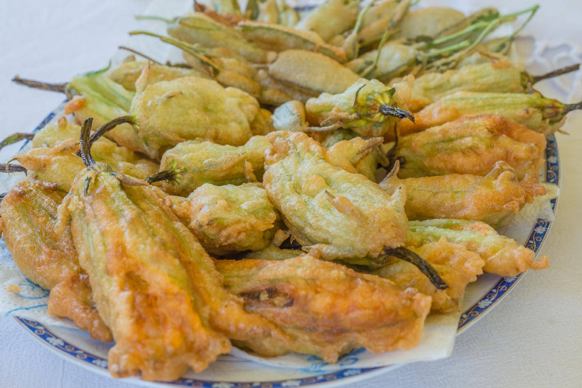 Fiori di zucca ripieni, gustosi e di grande effetto a tavola Fiori di zucca ripieni, gustosi e di grande effetto a tavola