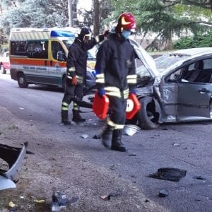 Perde il controllo dell'auto e si capotta a Manzano: due feriti all'alba