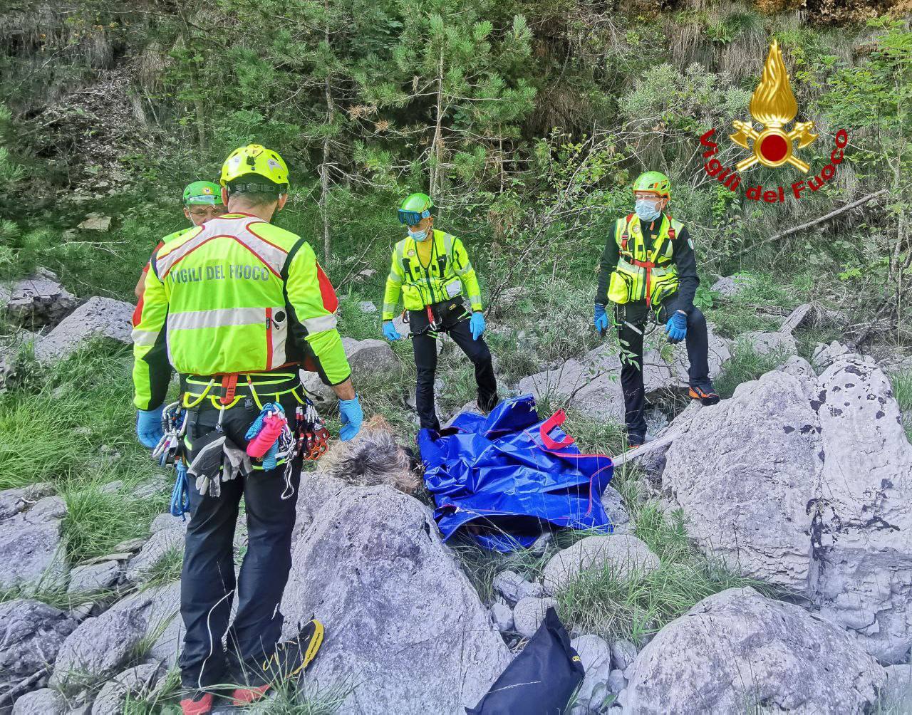 Tramonti di Sopra, muore dopo un volo di 30 metri davanti al figlio