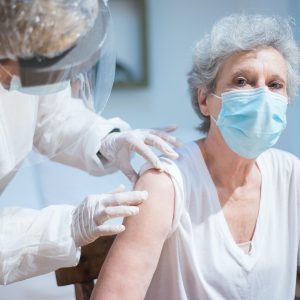Scatta il vaccino obbligatorio per gli over 50 in Fvg, in arrivo nuove restrizioni Covid: quando scattano e per chi