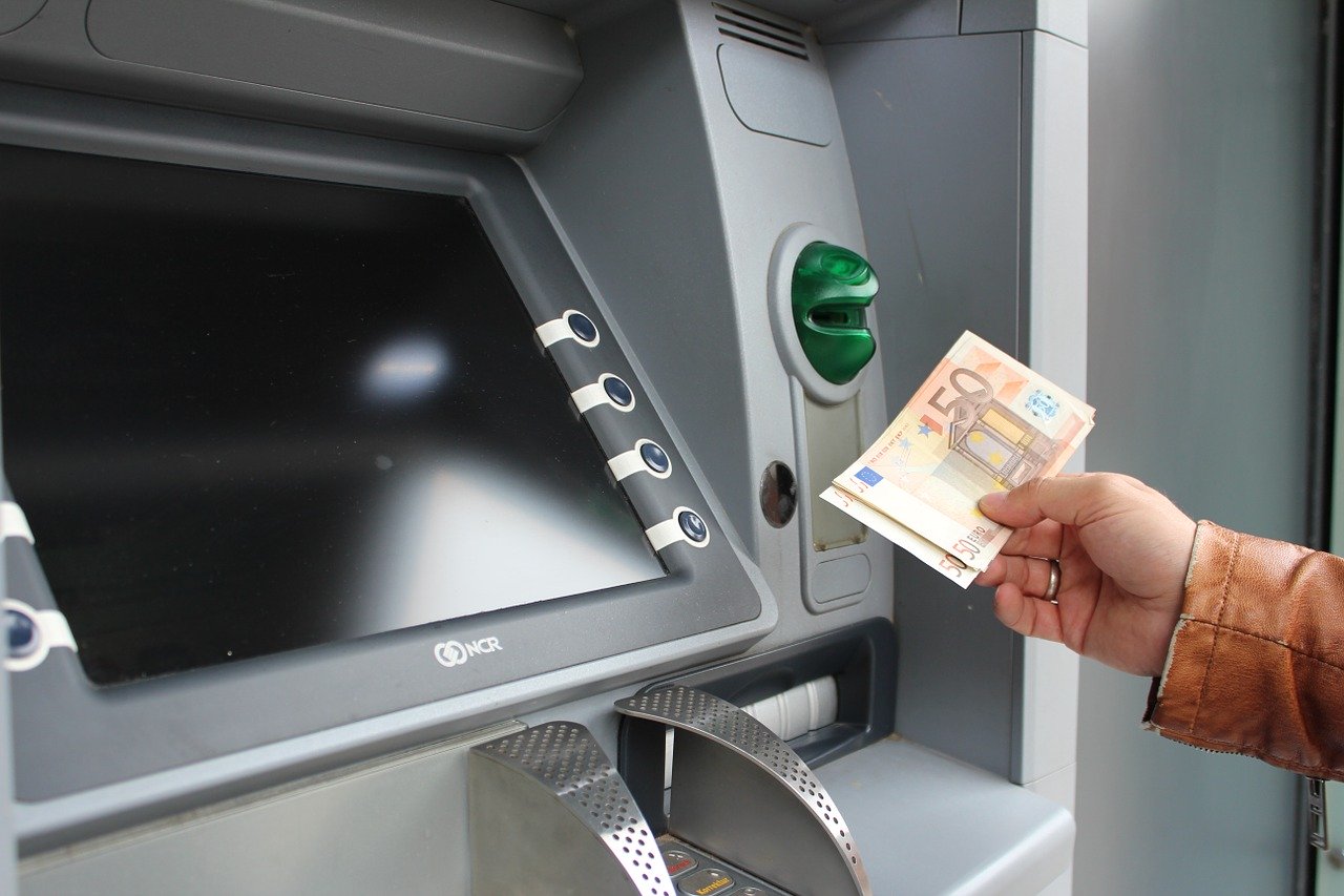 Friuli Oggi: “Via i soldi dalla banca e stop acquisti online”, i no vax Fvg contro il Super Pass