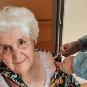 A 101 anni nonna Angelina si sottopone alla terza dose a Risano