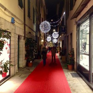 Polemica a Udine per i premi da 1800 euro sul miglior balcone di Natale
