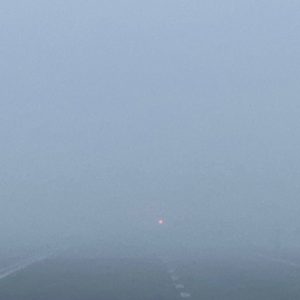 Mezzo Friuli avvolto dalla nebbia, visibilità sulle strade quasi nulla