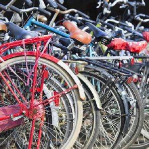 Le bici abbandonate di Gorizia tornano a vivere, il dono a una scuola