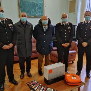 Un nuovo defibrillatore per i carabinieri di Grado, il dono del Rotary club