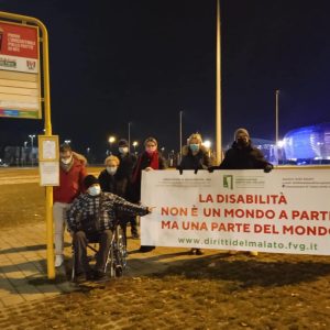 Una fermata "non a misura di disabile": la protesta fuori dallo stadio Friuli di Udine