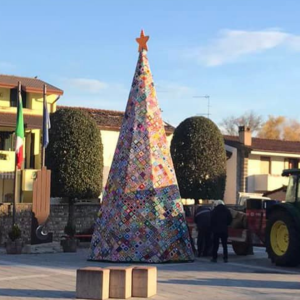 A Ronchis gli alberi di Natale sono fatti da 5mila piastrelle lavorate all'uncinetto