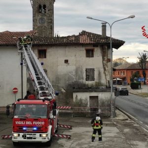Crolla il tetto di una casa disabitata, allarme in piazza a Basiliano