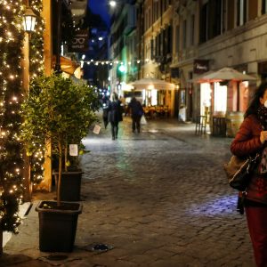 Niente Capodanno in piazza, mascherine e divieti: il decreto e cosa cambia