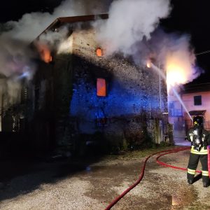 Casa distrutta dalle fiamme, anziano messo in salvo: paura a Sedegliano