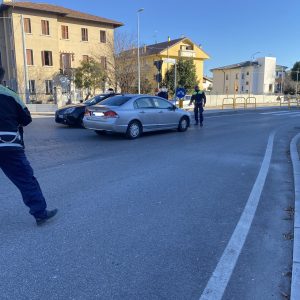 Incidente sulla rotonda di viale Palmanova, tamponata anche l’auto dei vigili