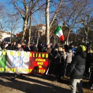 Udine in piazza, contestati stato d'emergenza e Green Pass: "Andiamo dal Prefetto"