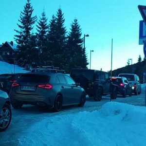 Montagne prese d'assalto in Friuli dopo le nevicate, tra parcheggi pieni, code e disagi per il traffico