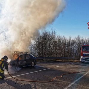 L'auto prende fuoco vicino al polo dello sci in Friuli, scattano i soccorsi