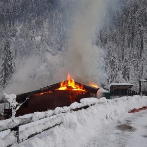 A fuoco una casa in legno, paura nel pomeriggio a Studena Bassa