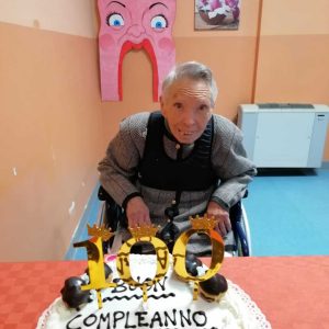 Nonna Maria festeggia il suo primo secolo di vita, una grande torta in suo onore