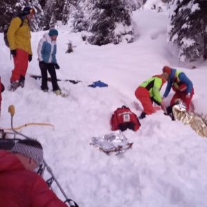 Impatta sul cumulo di neve e si frattura un arto, paura per uno scialpinista a Sappada