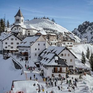 A migliaia sulle piste da sci del Friuli, tra disagi per il traffico e locali pieni
