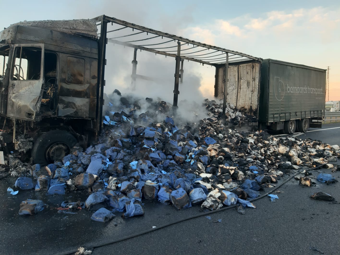 Redipuglia, camion a fuoco in autostrada, code e rallentamenti