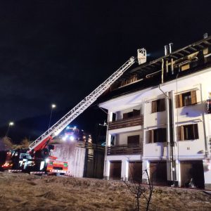 Palazzina in fiamme a Tarvisio, famiglie messe in salvo