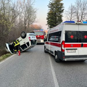 Incidente a San Daniele del Friuli: auto si ribalta in via delle Fornaci