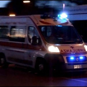 Auto si schianta contro un muro a Nimis, tre persone ferite