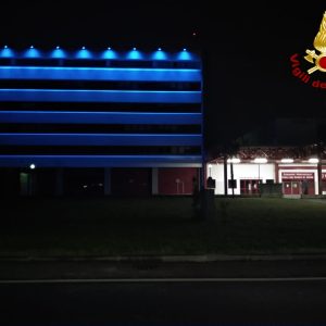 La sede dei vigili del fuoco si illumina per la Giornata sulla Consapevolezza dell'Autismo