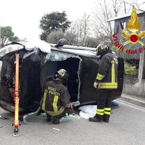 Incidente a Cividale, auto si ribalta su un fianco. Una donna resta intrappolata