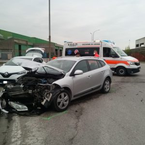 Incidente a Udine, due auto si scontrano all'incrocio: un ferito