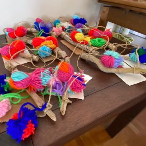 I bimbi delle elementari realizzano le decorazioni per abbellire Arta Terme