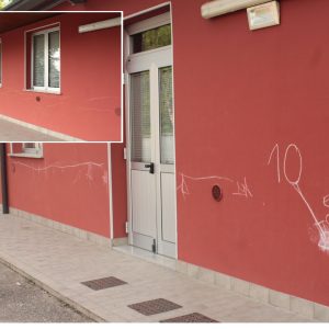 Imbrattata la baita degli Alpini di Udine: scritte sui muri e sul marciapiede