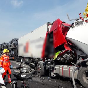 Ancora un incidente mortale sulla A4: tragico scontro tra 3 camion tra Latisana e Portogruaro