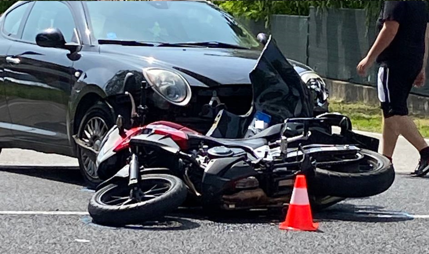 Incidente tra un'auto e una moto a Udine: ferita una 29enne