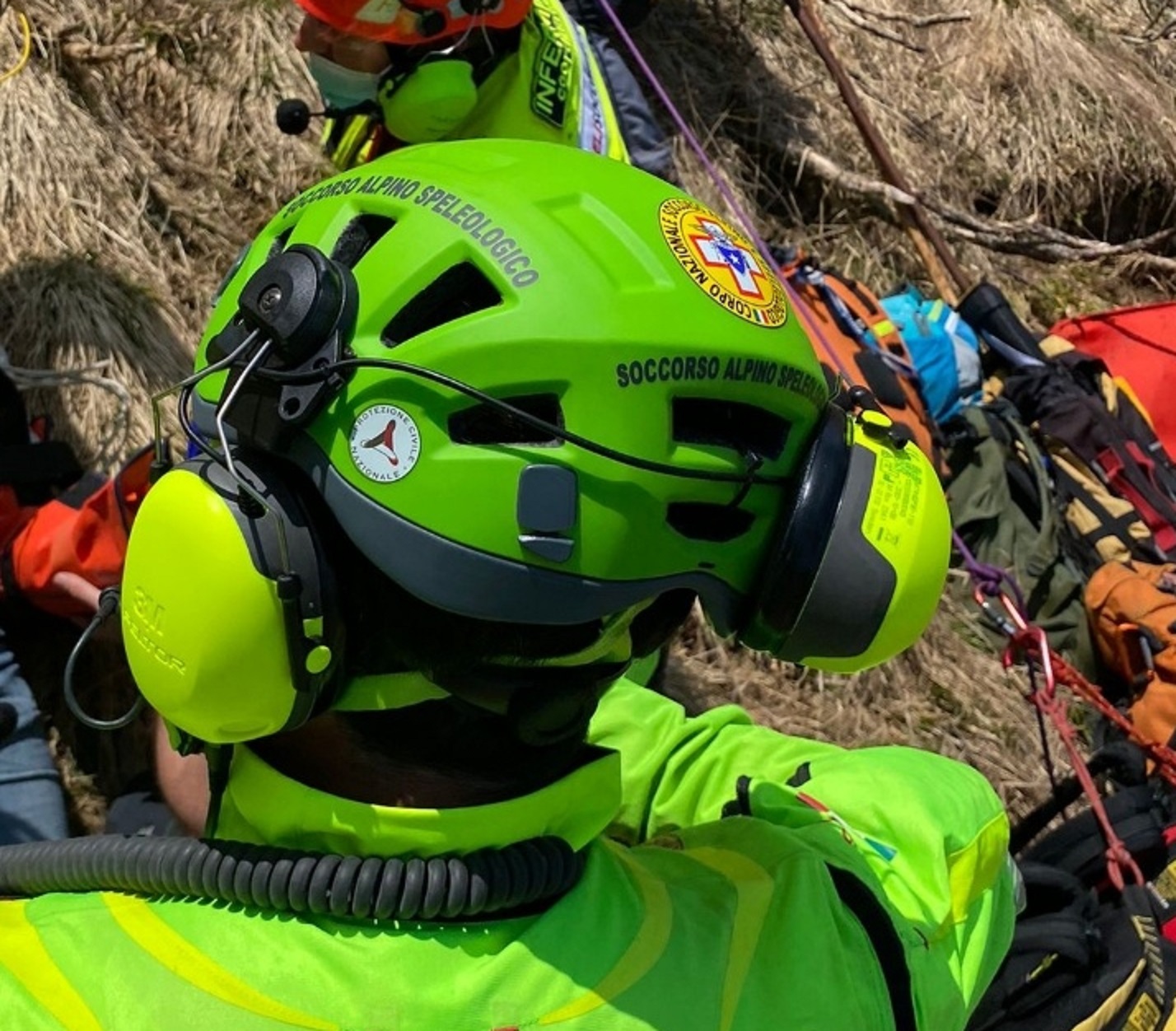 Scivola per 15 metri, cacciatore soccorso e portato in elicottero a Udine