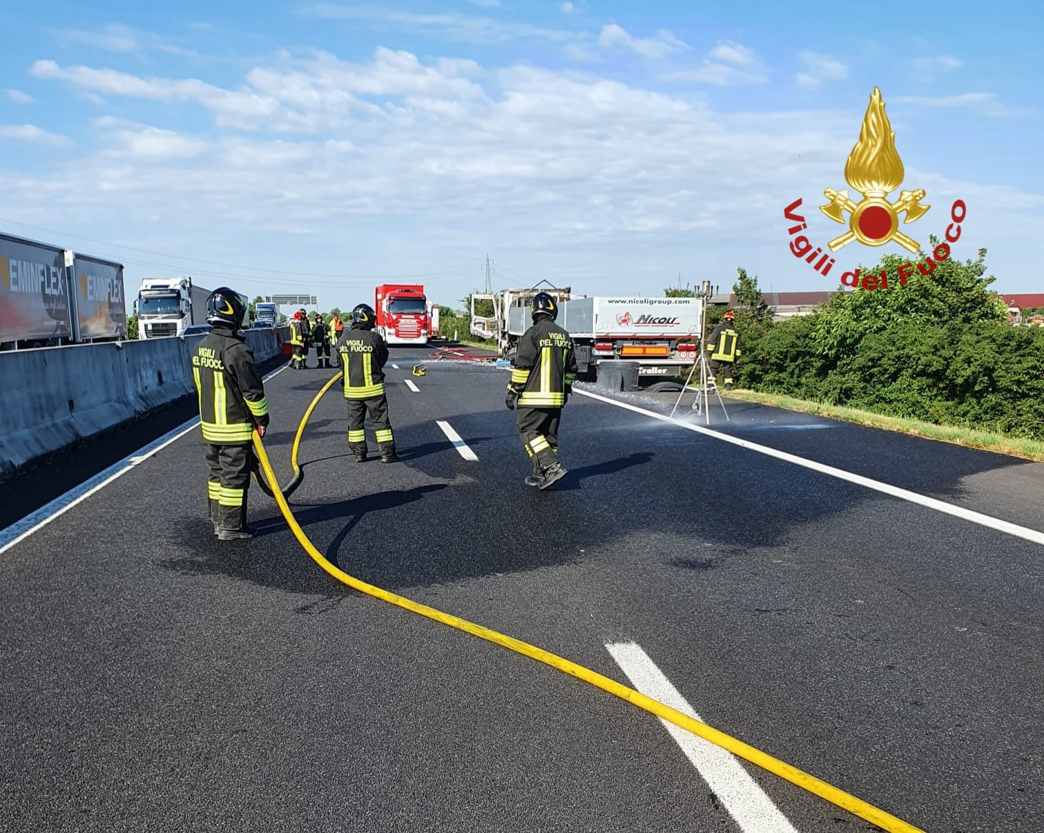 Camion in fiamme in autostrada, chiusa la A4 e traffico in tilt