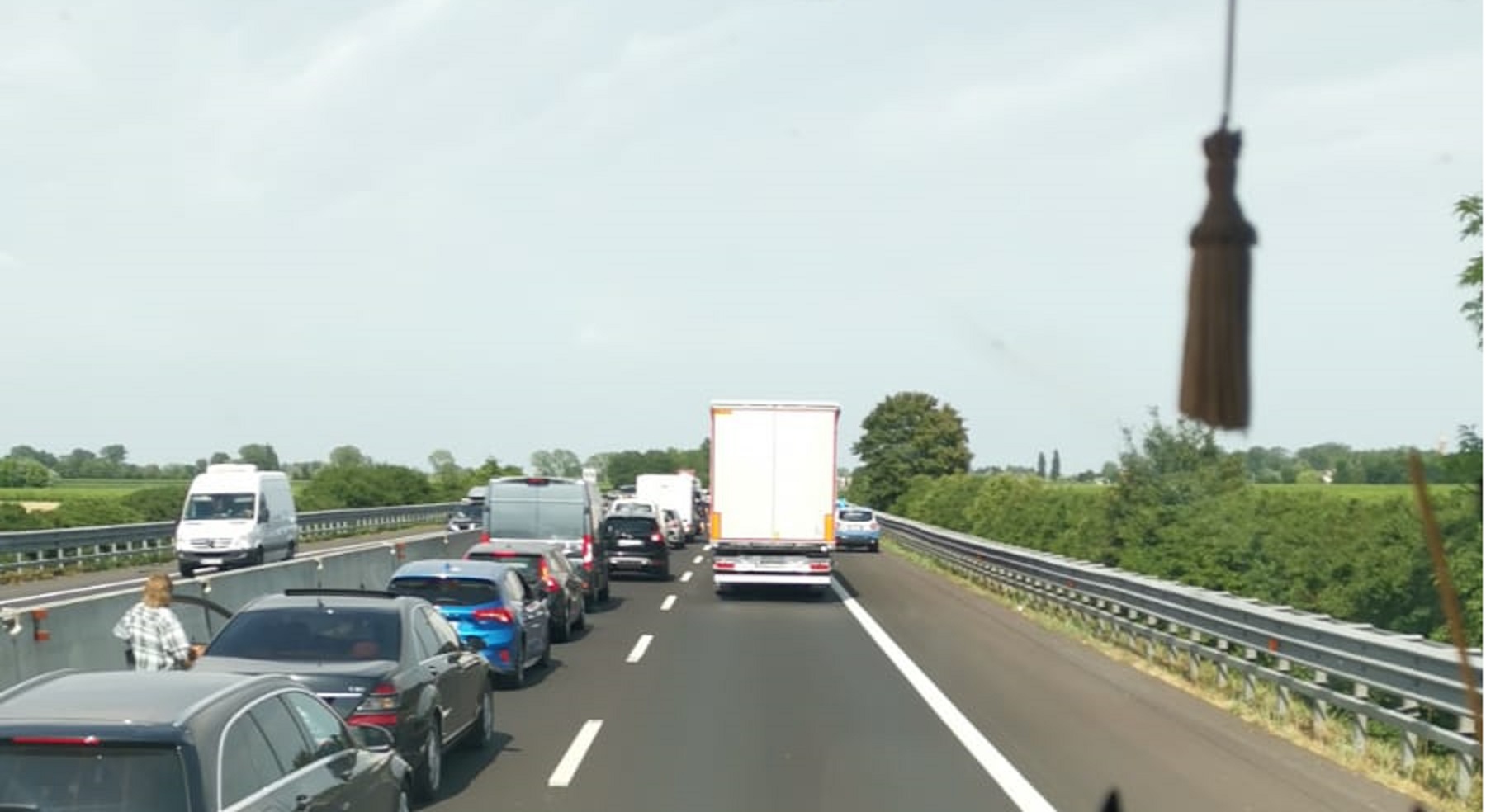 Incidente sulla A4, tamponamento tra un furgone e un camion: un ferito