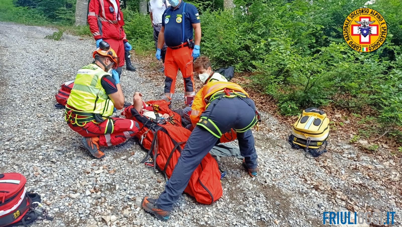 Brutta caduta in moto sulla strada sterrata: trasportato in elicottero ...
