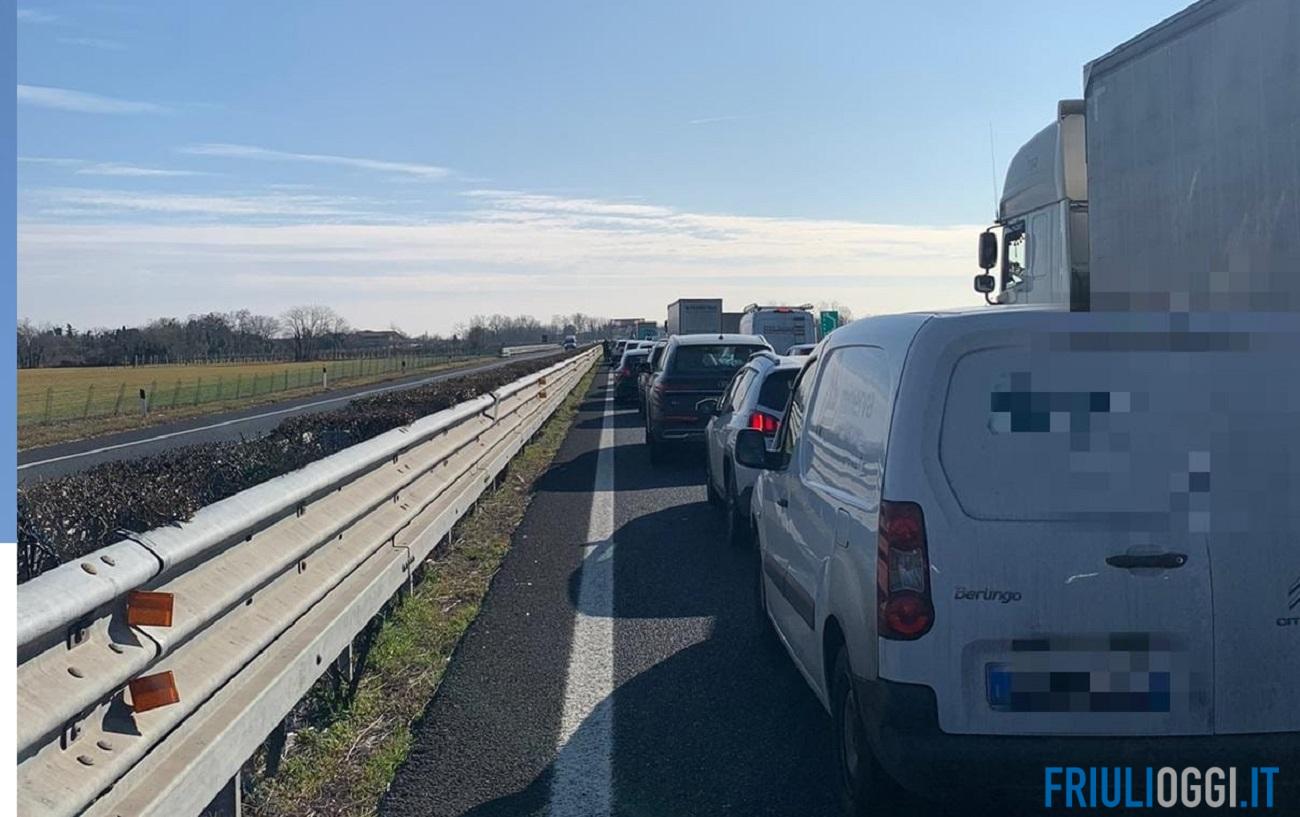Incidente sulla A4, due feriti e traffico in tilt in direzione Trieste
