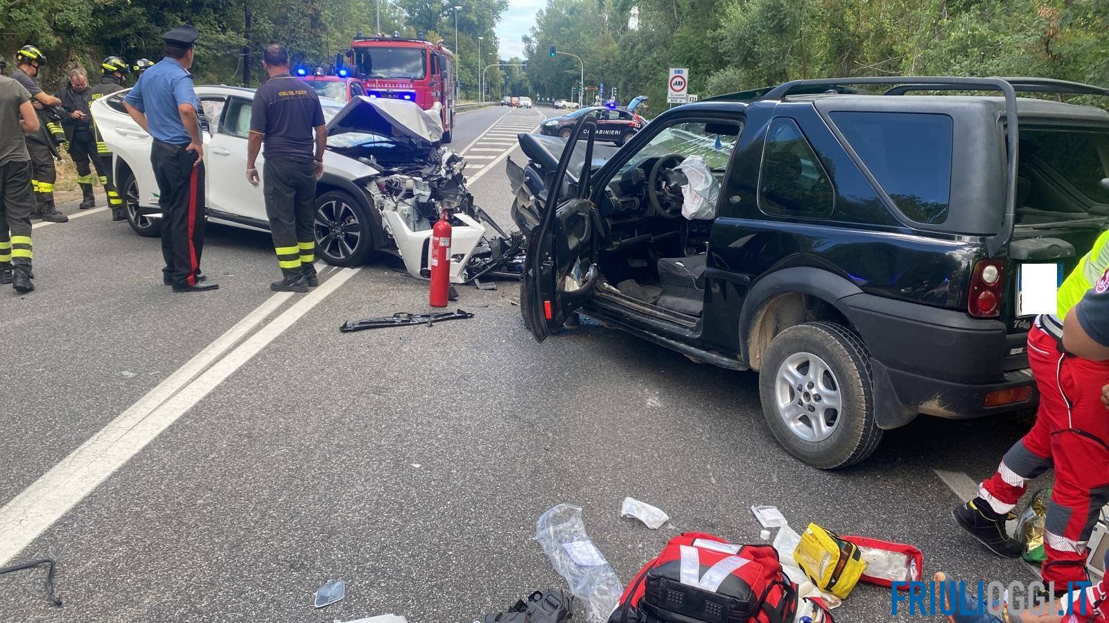 Frontale sulla regionale 14, due feriti: strada bloccata e traffico in tilt