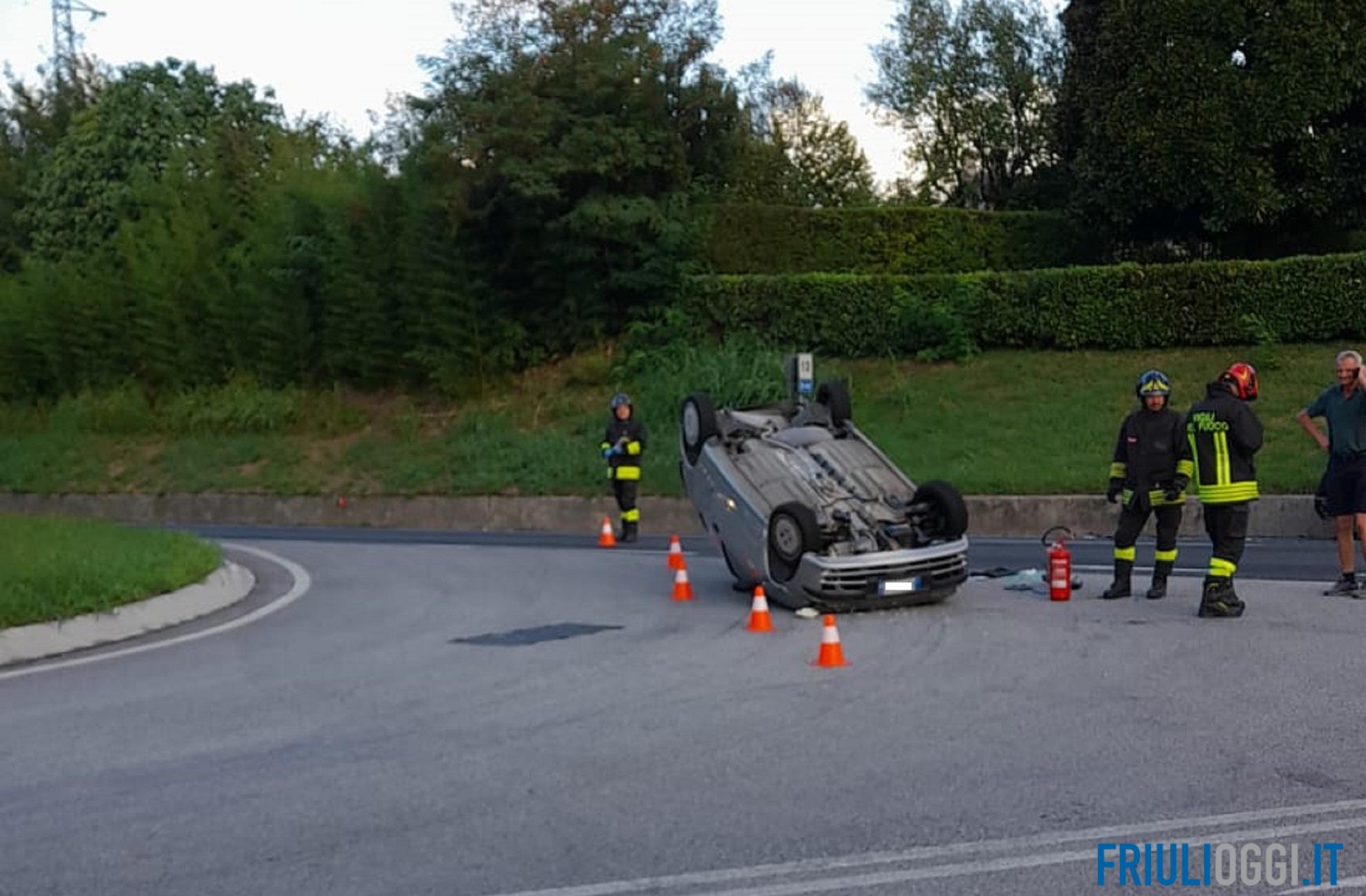 Incidente tra un'auto e un furgone a Majano: una persona resta incastrata