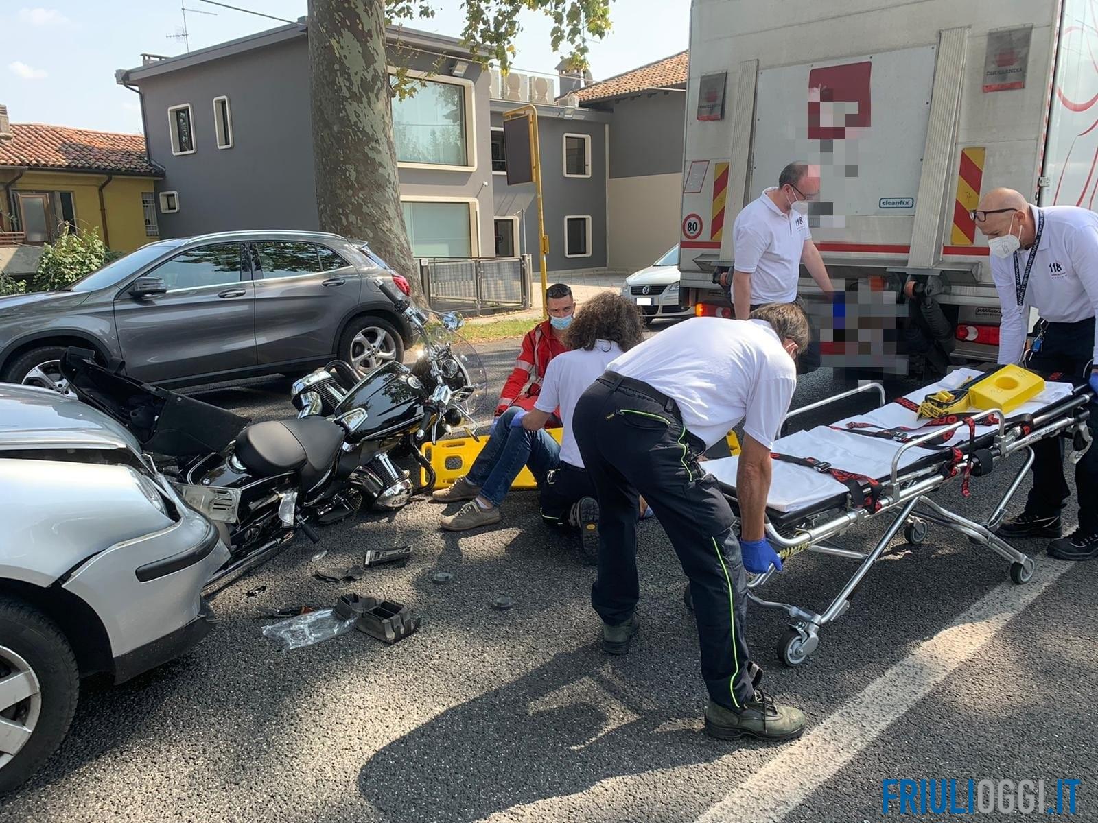 Incidente a Udine, tamponamento tra un'auto e una moto: un ferito