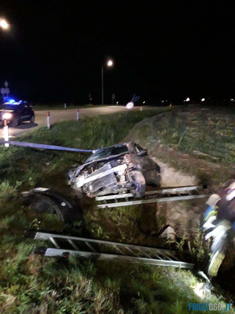 Incidente a Latisana, esce di strada e sbatte contro un palo