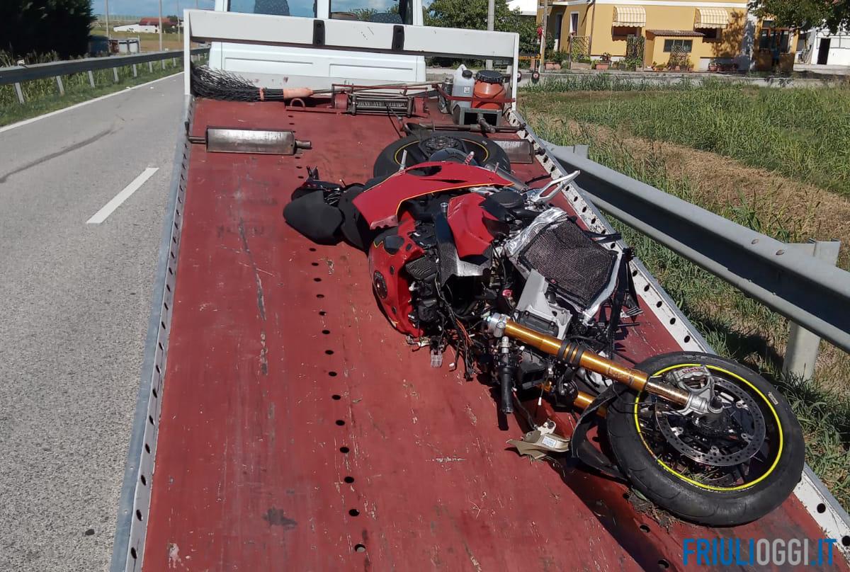 Incidente tra auto e moto a Muzzana, tre feriti: grave un motociclista
