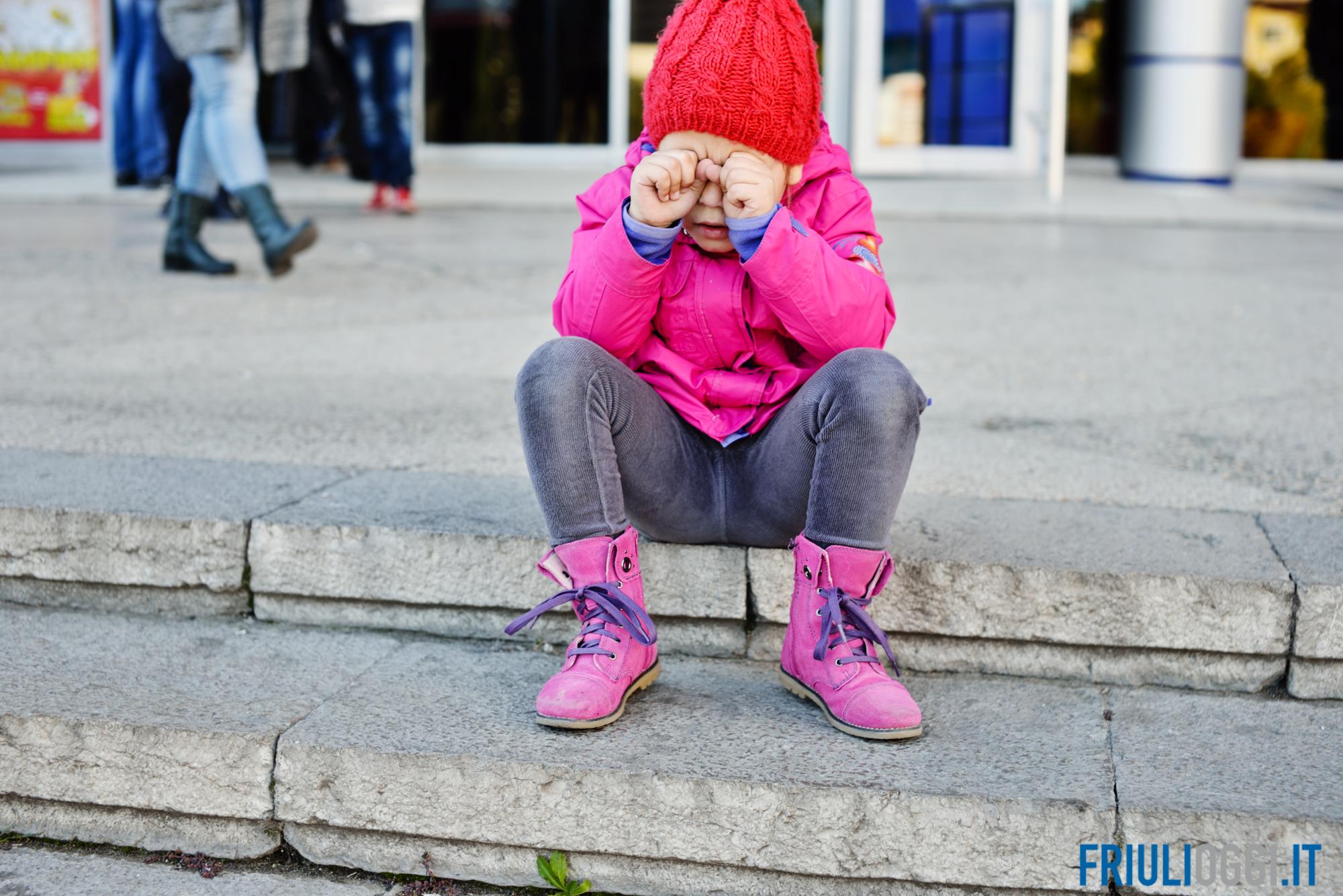 дети потерялись плакали. ребенок потерялся. плачущий ребенок на улице. ребенок потерялся. ребенок просит помощи.